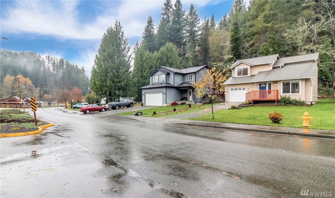 637 Railroad Ave, Wilkeson, WA 98396