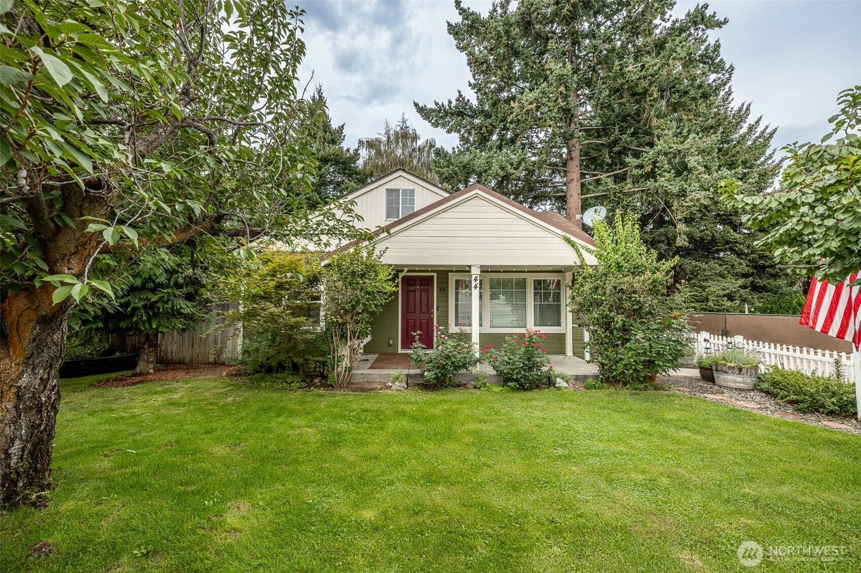 44 N Iowa Avenue, East Wenatchee, WA 98802