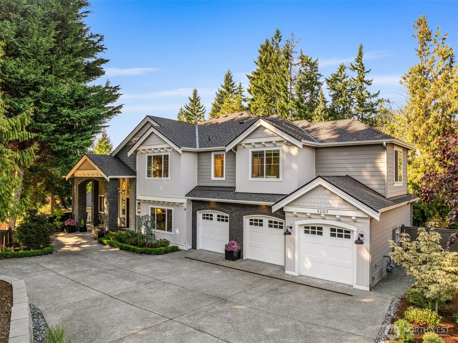 5207 Isola Place NW, Issaquah, WA 98027