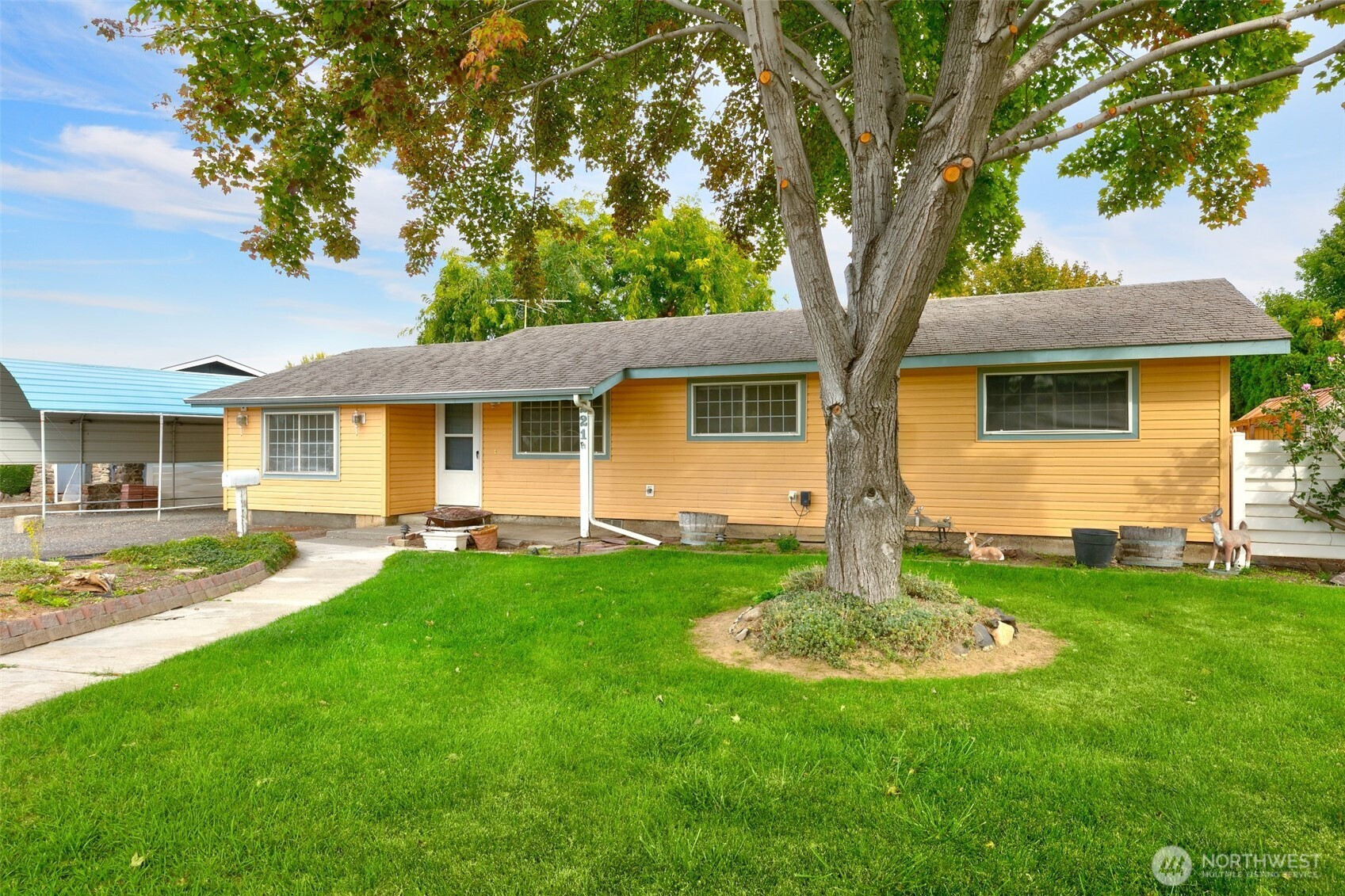221 Blossom Drive, Moxee, WA 98936