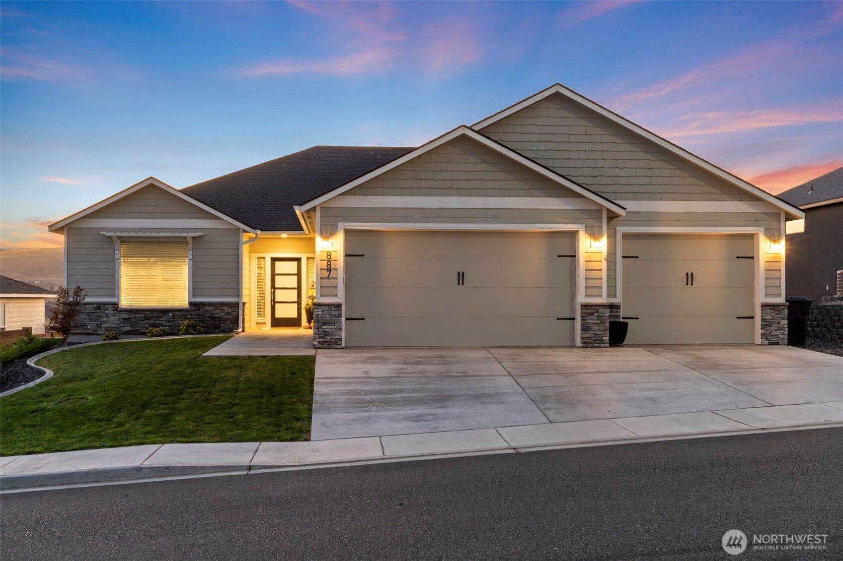 887 Wayon Drive, West Richland, WA 99353