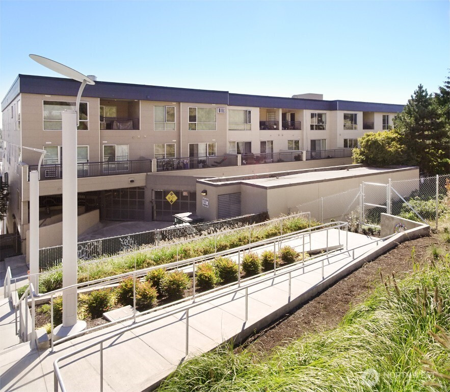 321 10th Avenue S, Seattle, WA 98104