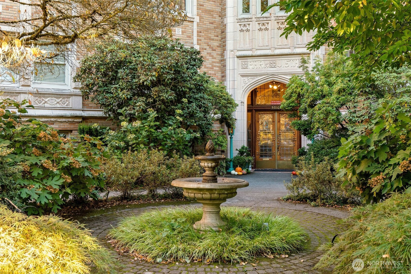 5810 Cowen Place NE, Seattle, WA 98105
