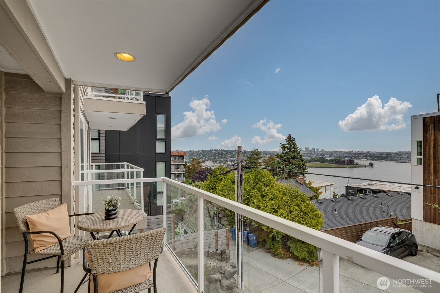 2432 Dexter Avenue N, Seattle, WA 98109