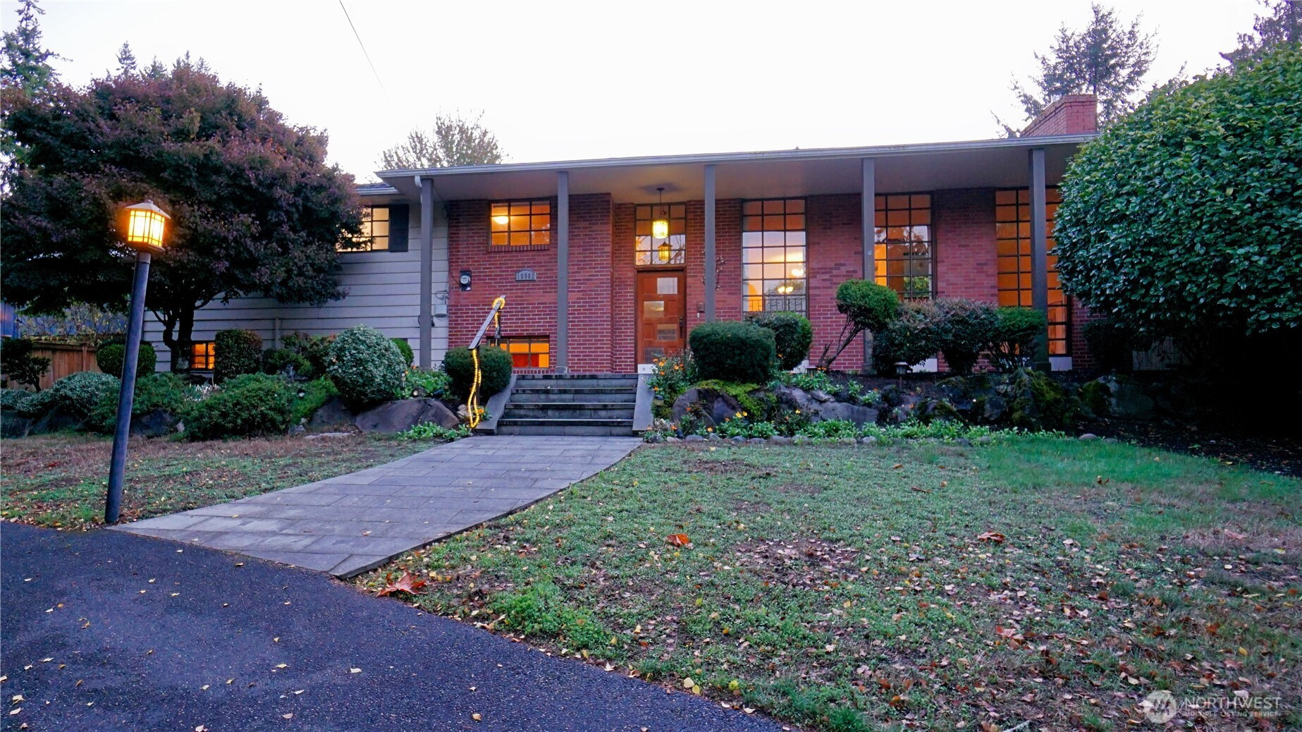 16902 28th Avenue SW, Burien, WA 98166