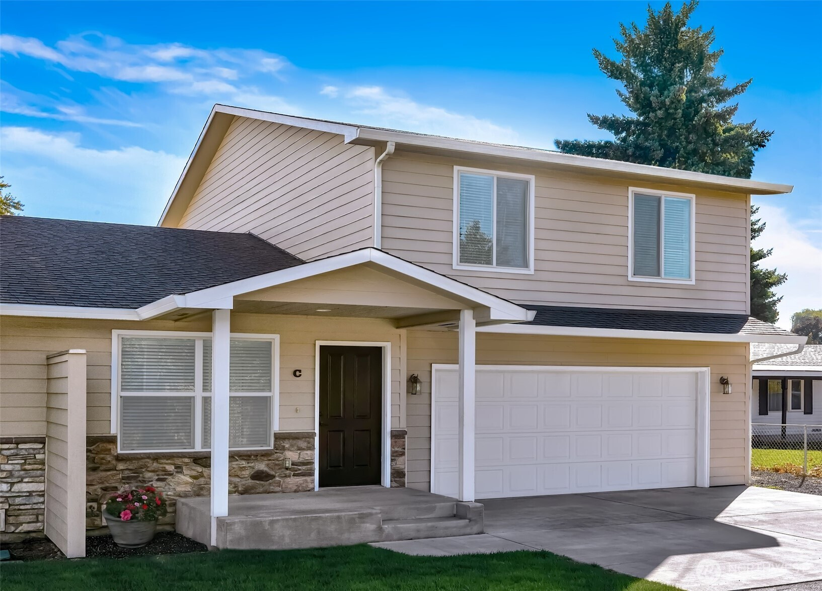 310 W Riverview Avenue, Selah, WA 98942