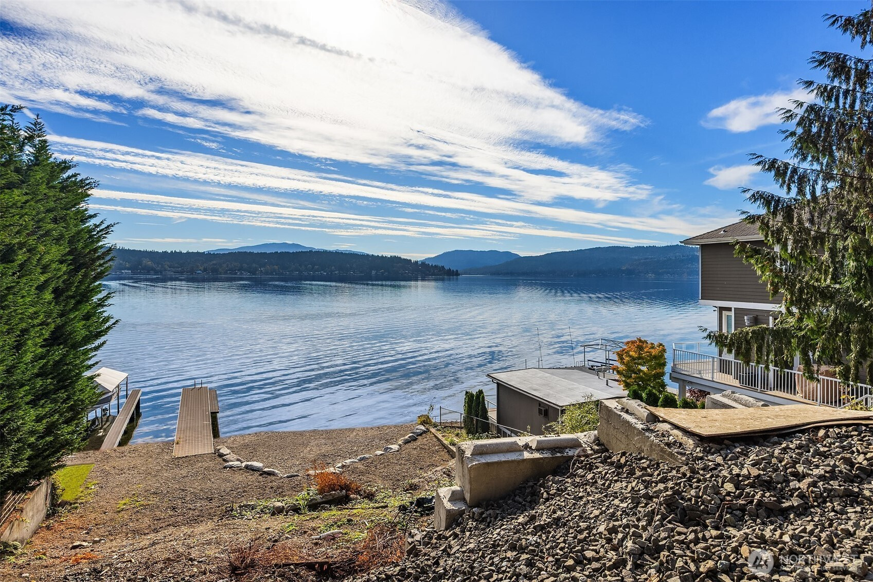 672 W Lake Sammamish Parkway NE, Bellevue, WA 98008