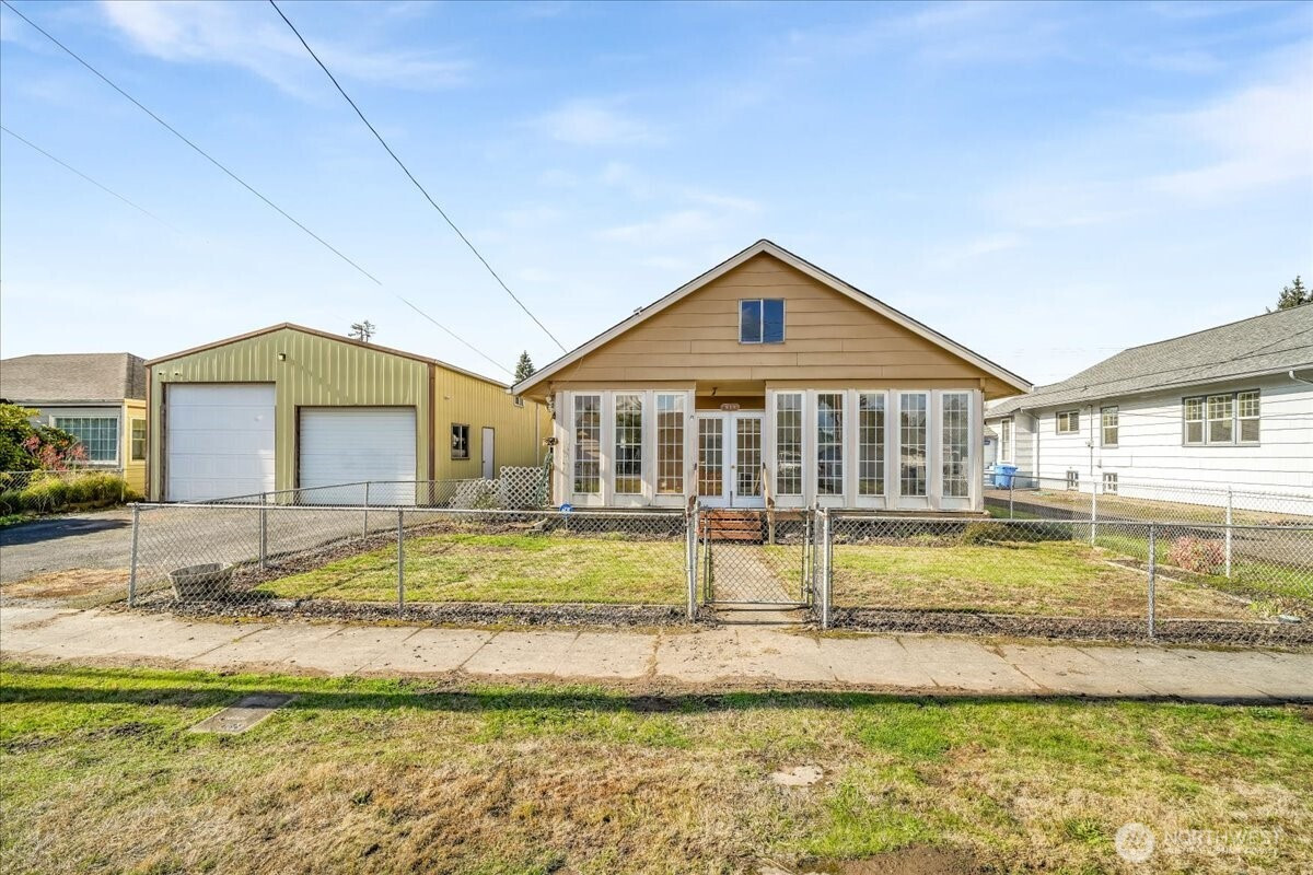 913 S 3rd Avenue, Kelso, WA 98626