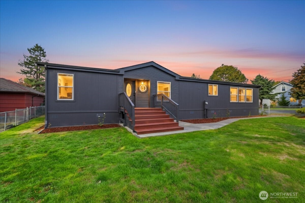 385 Front Avenue NW, Castle Rock, WA 98611