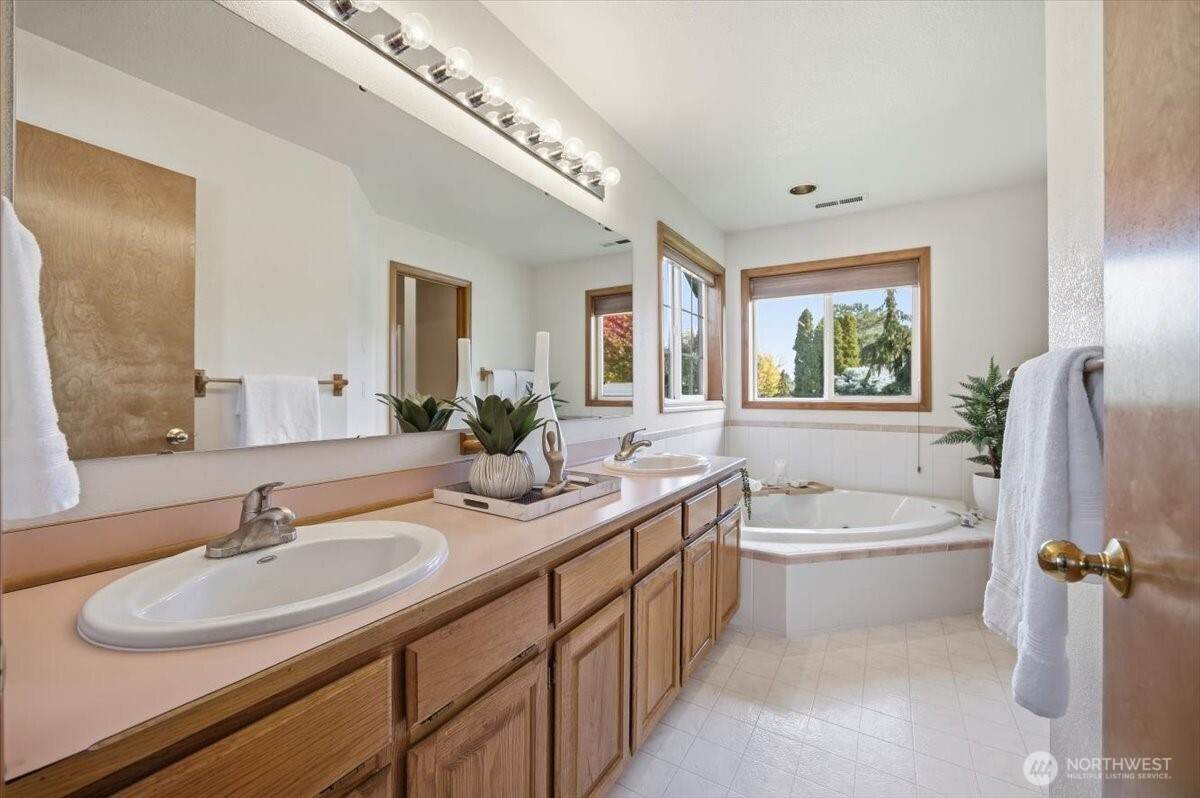 2460 Westmoreland Dr, Richland, WA 99354