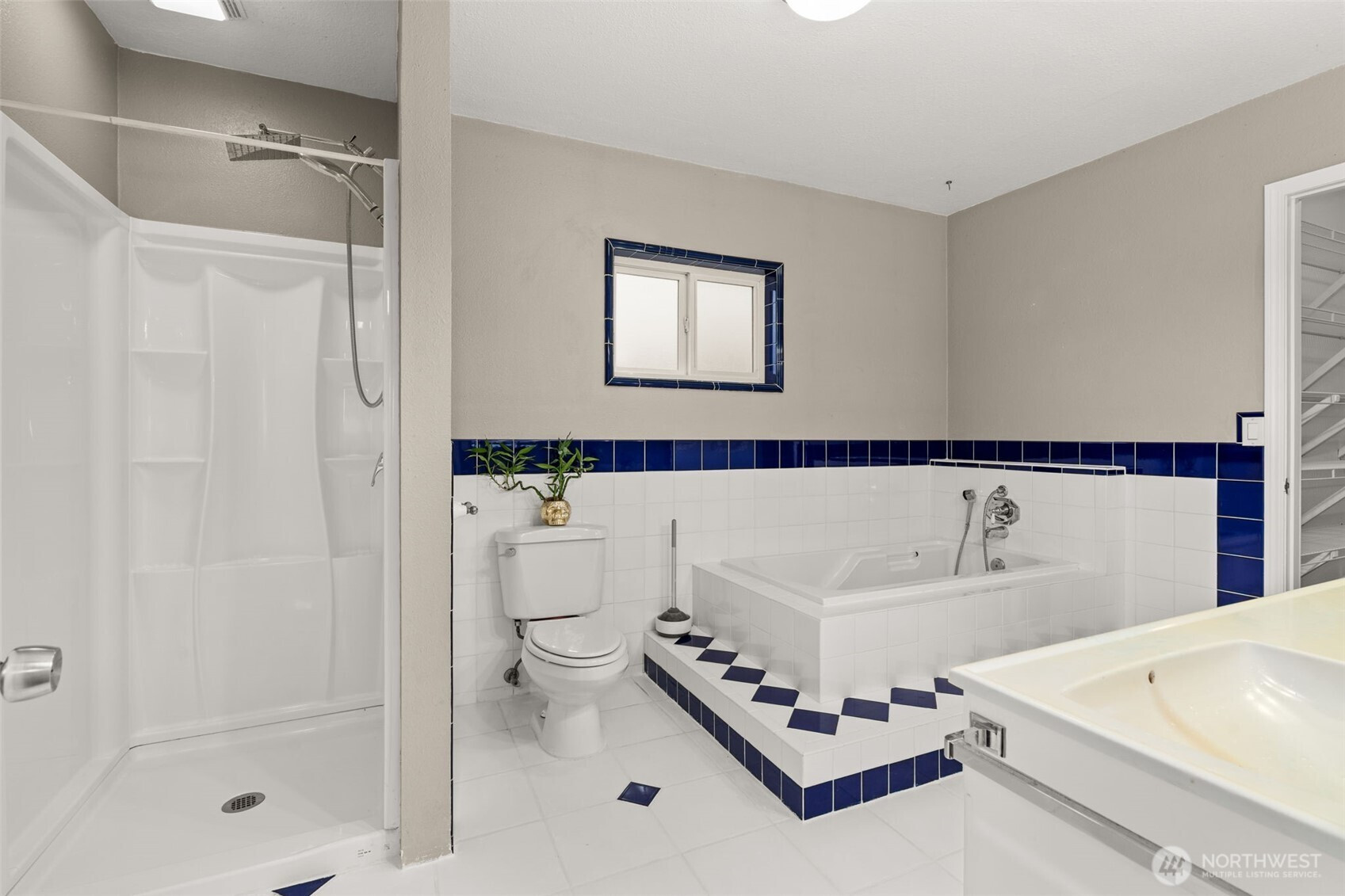 944 Willapa Road, Raymond, WA 98577