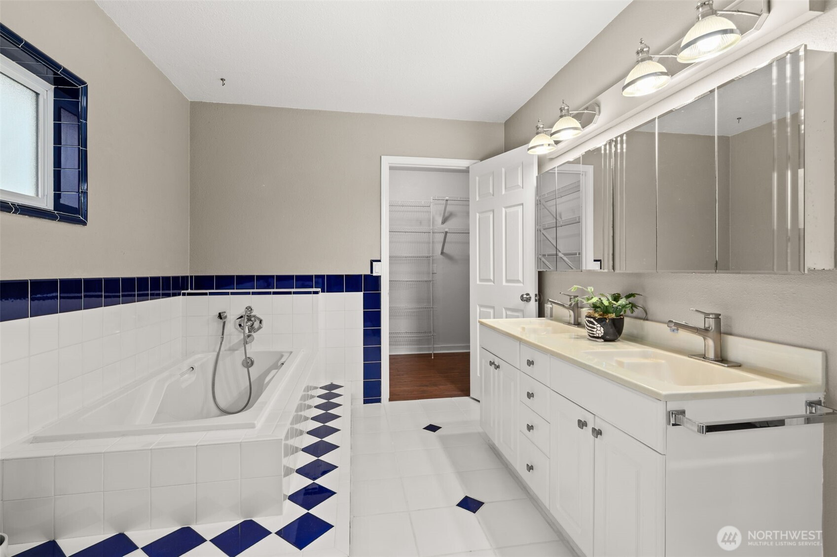 944 Willapa Road, Raymond, WA 98577