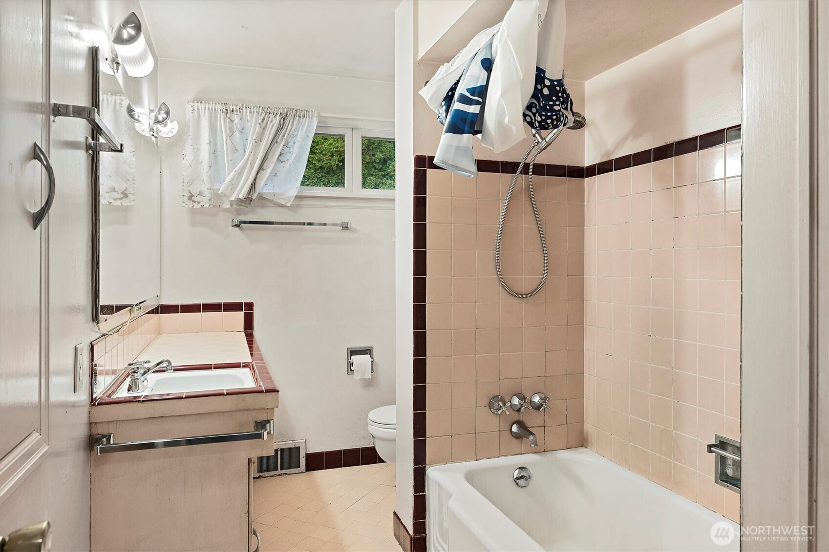 7327 58th Avenue NE, Seattle, WA 98115