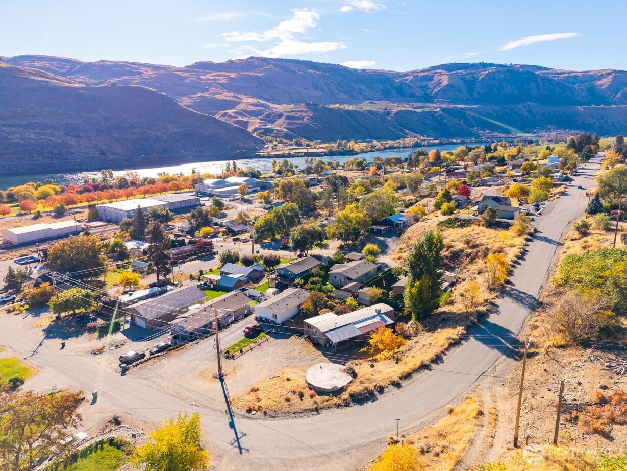 271 Chestnut Street, Chelan Falls, WA 98817