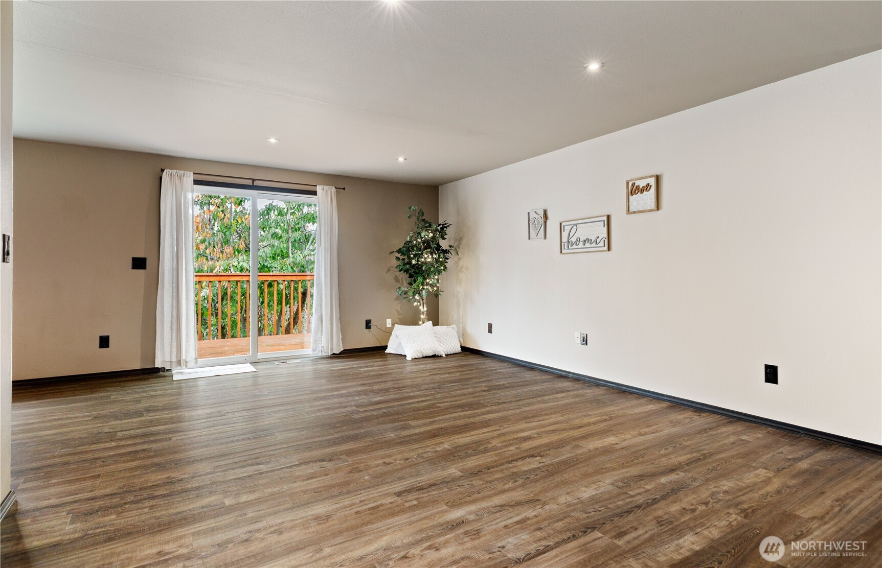 1740 SW Nienhuis Street, Oak Harbor, WA 98277