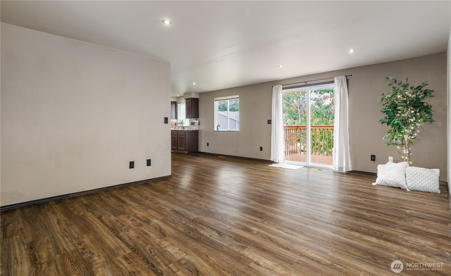 1740 SW Nienhuis Street, Oak Harbor, WA 98277