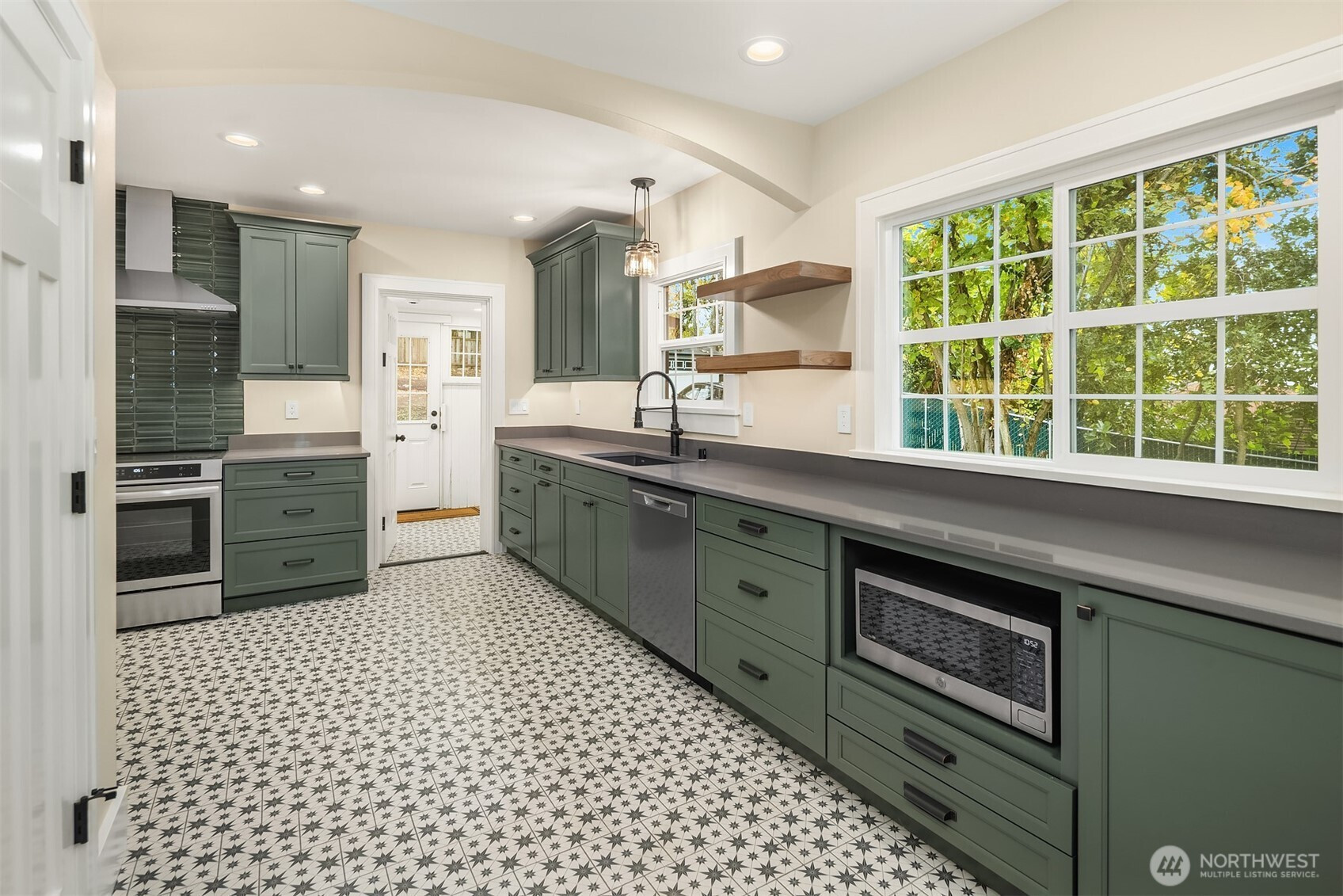 10425 Des Moines Memorial Drive S, Seattle, WA 98168