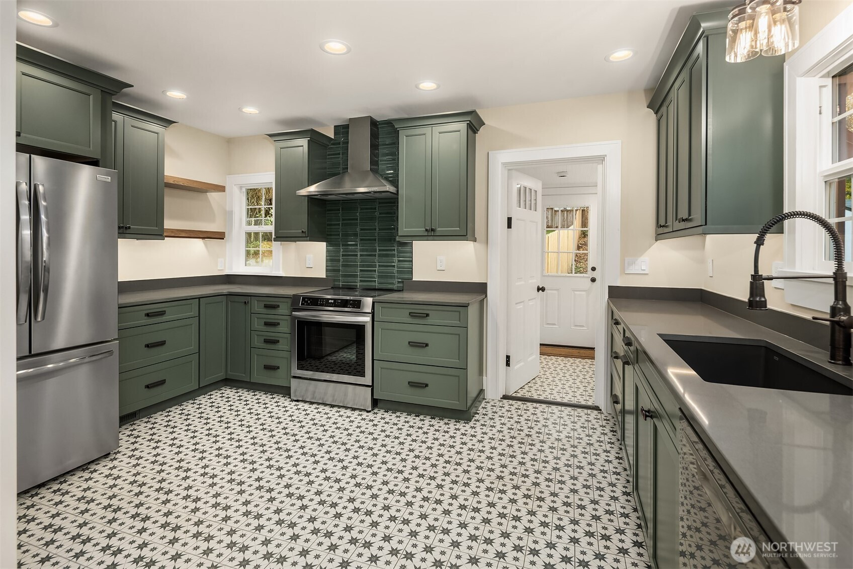 10425 Des Moines Memorial Drive S, Seattle, WA 98168