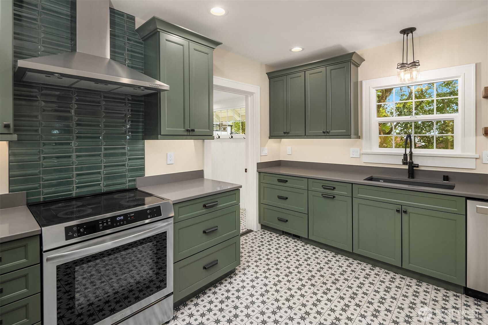 10425 Des Moines Memorial Drive S, Seattle, WA 98168