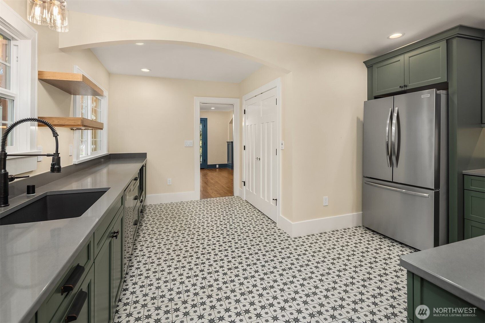 10425 Des Moines Memorial Drive S, Seattle, WA 98168