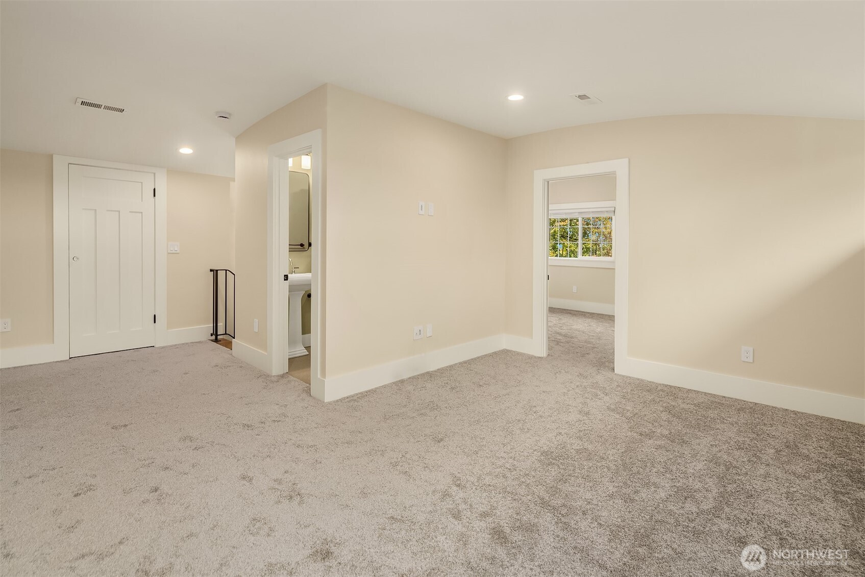 10425 Des Moines Memorial Drive S, Seattle, WA 98168