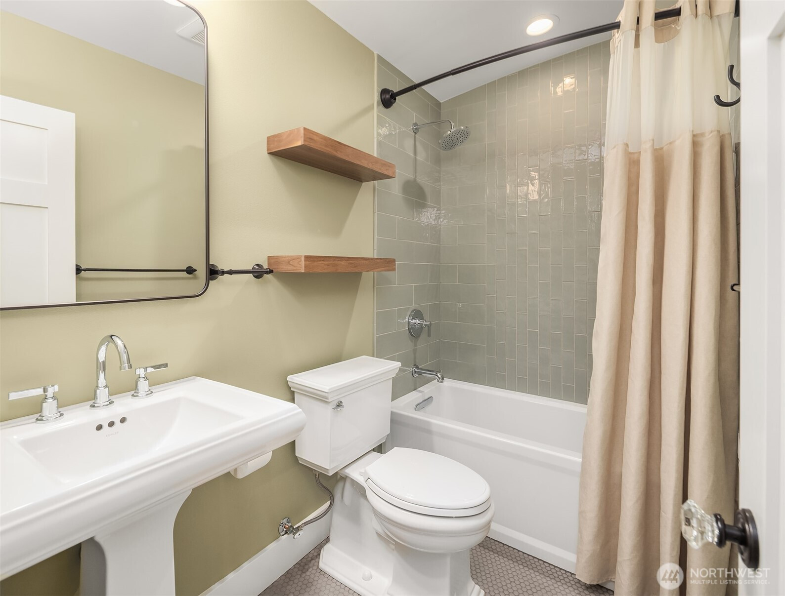 10425 Des Moines Memorial Drive S, Seattle, WA 98168