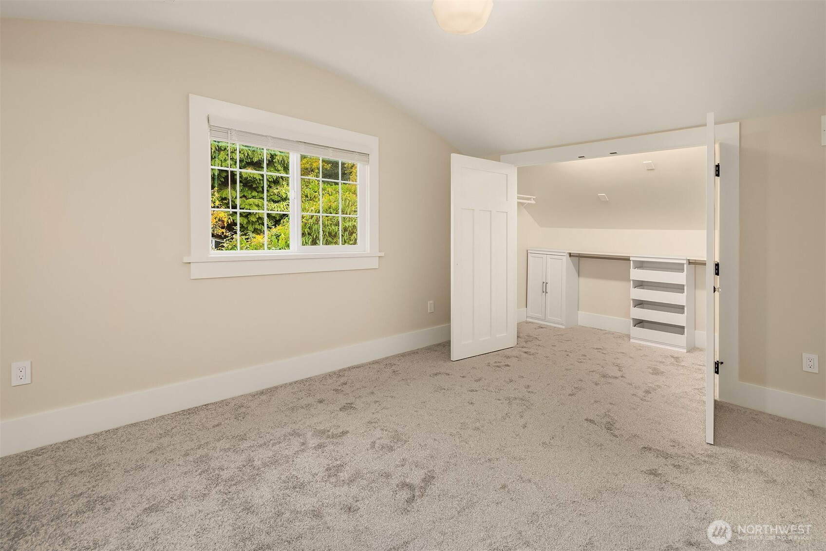 10425 Des Moines Memorial Drive S, Seattle, WA 98168