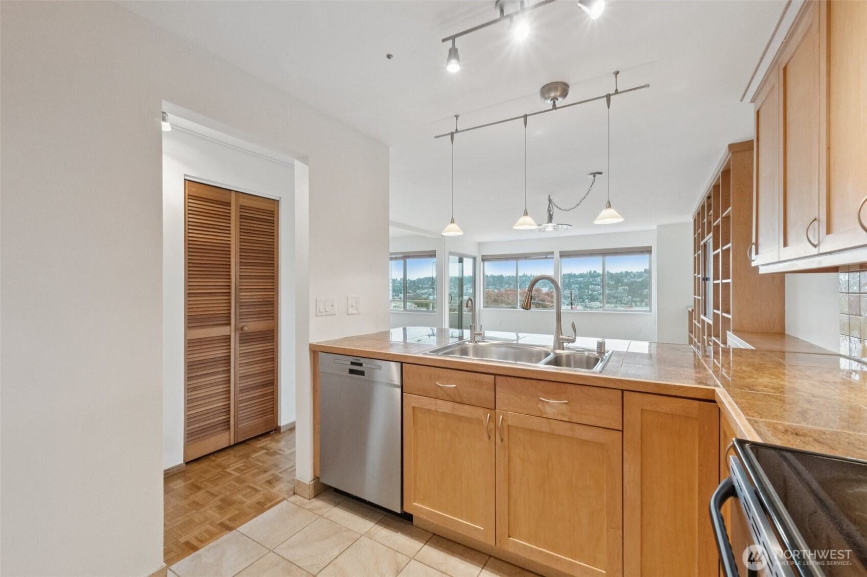 1964 26th Avenue W, Seattle, WA 98199