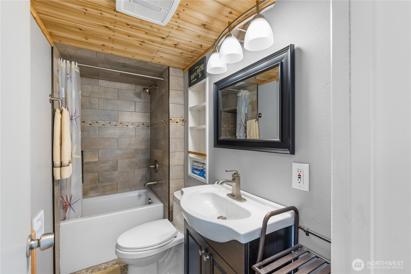 1372 Orchard Loop, Oak Harbor, WA 98277