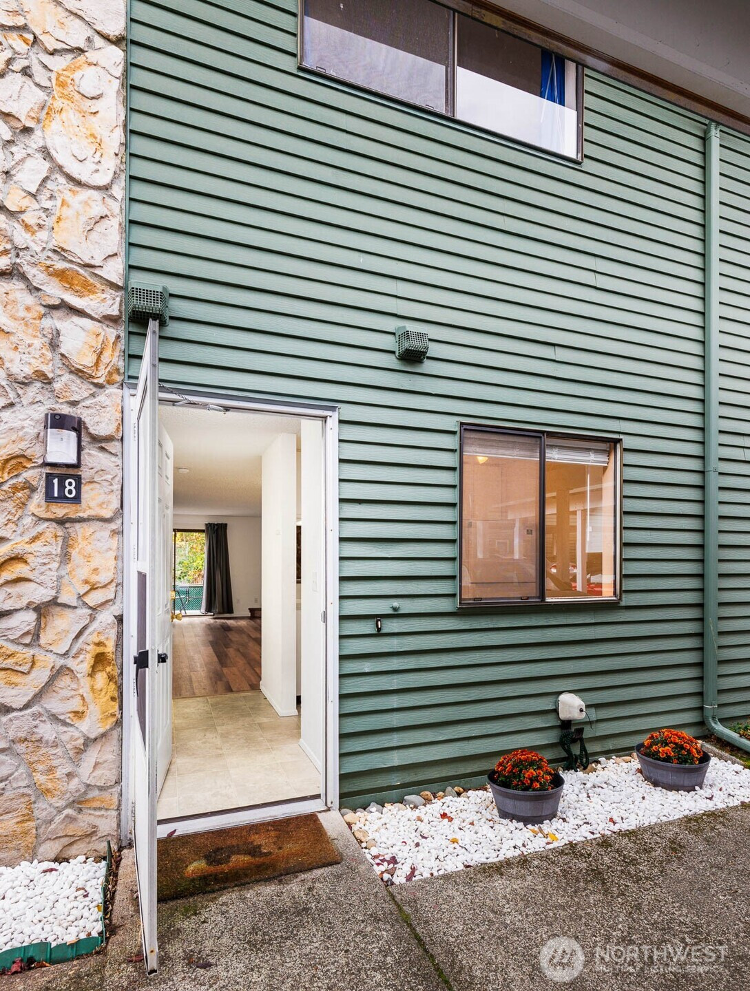 1040 S 320th Street, Federal Way, WA 98003