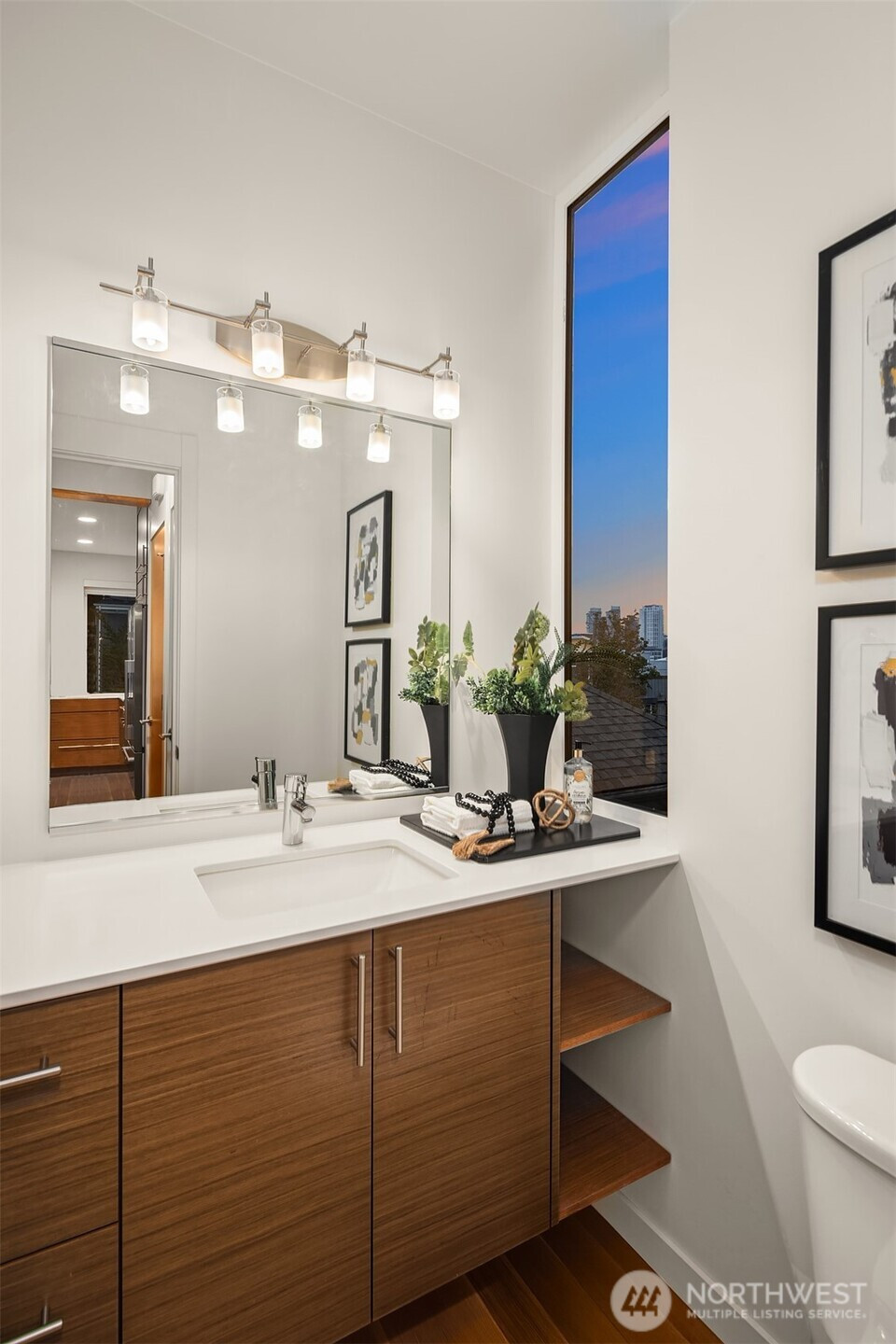 1002 5th Avenue N, Seattle, WA 98109