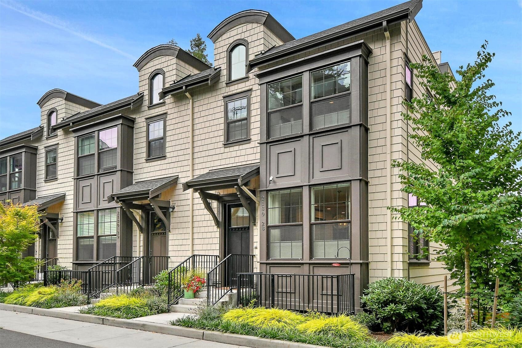 2130 10th Street W, Seattle, WA 98119