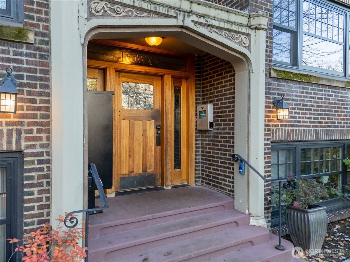 525 16th Avenue E, Seattle, WA 98112