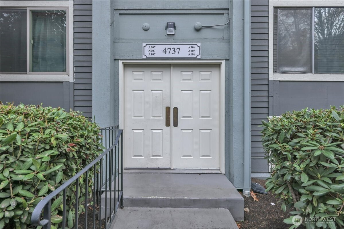 4737 W Lake Sammamish Parkway SE, Issaquah, WA 98027