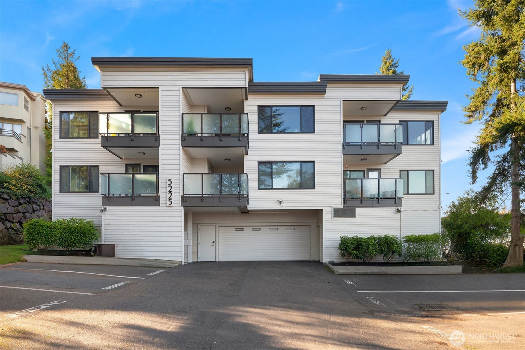 5225 50th Avenue NE, Seattle, WA 98105