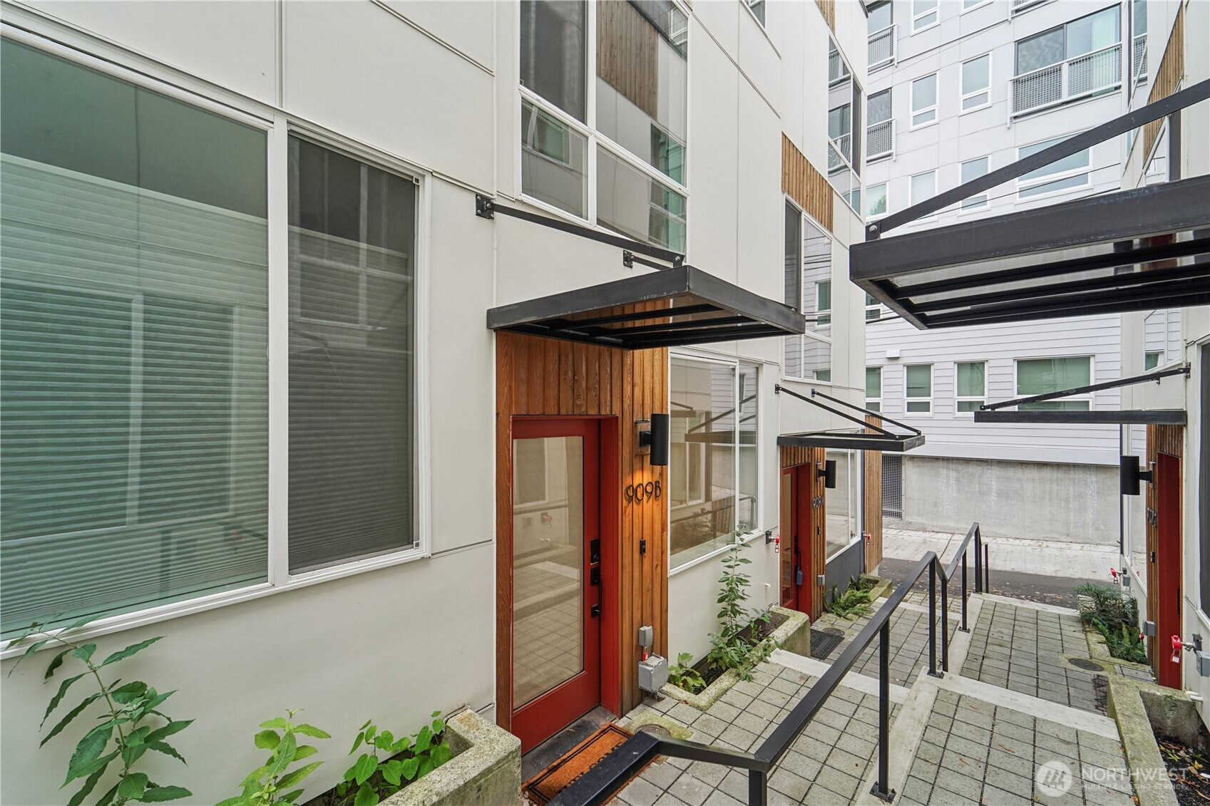 909 Hiawatha PL S, Seattle, WA 98144