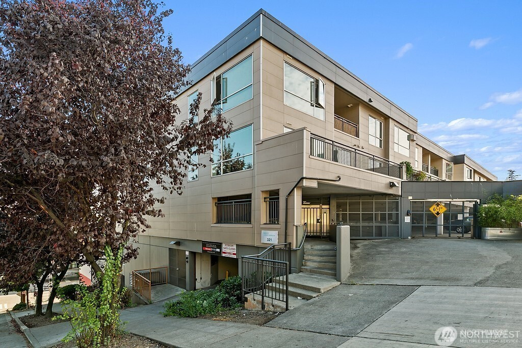 321 10th Avenue S, Seattle, WA 98104