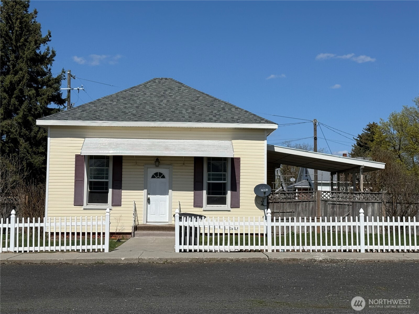 205 W Glover Street, Harrington, WA 99134