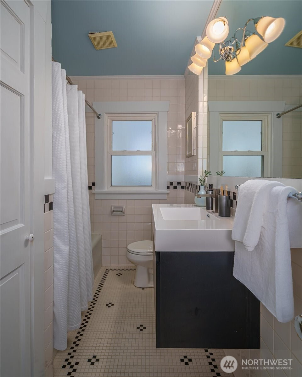 136 NW 74th Street, Seattle, WA 98117