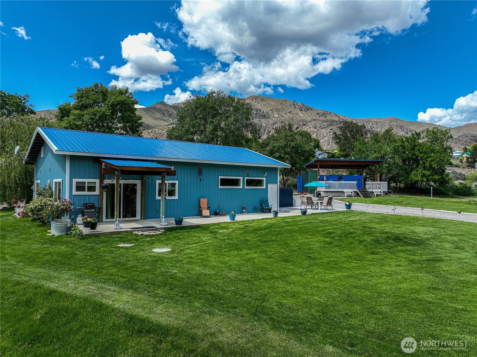 876 1st St, Chelan Falls, WA 98817