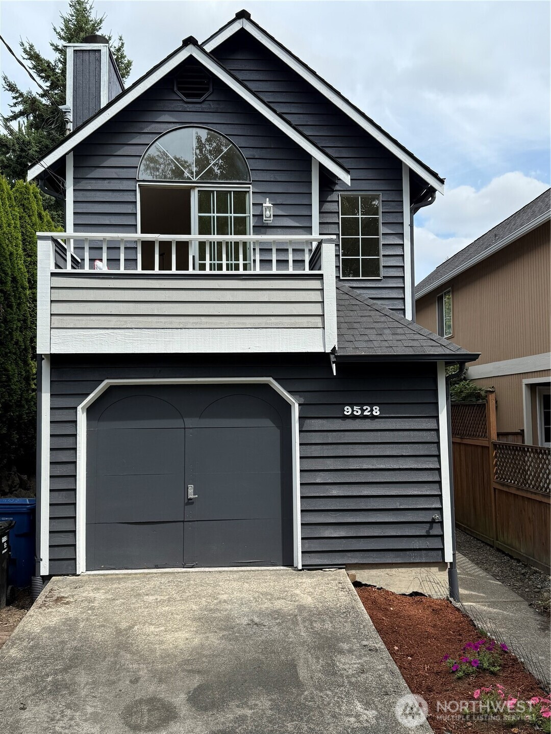 9528 Densmore Avenue N, Seattle, WA 98103