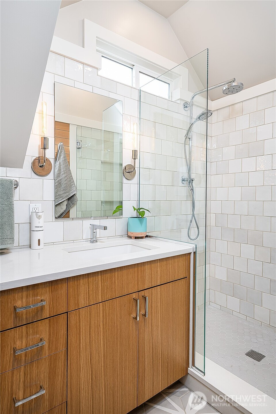 5725 39th Avenue NE, Seattle, WA 98105