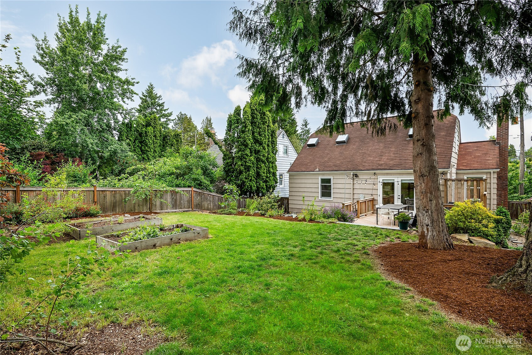 5725 39th Avenue NE, Seattle, WA 98105