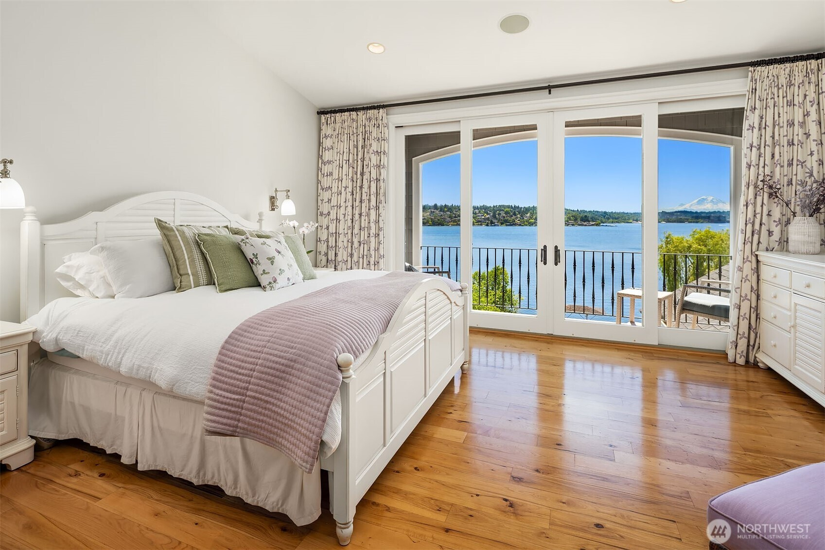 8260 Avalon Drive, Mercer Island, WA 98040