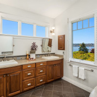 8260 Avalon Drive, Mercer Island, WA 98040