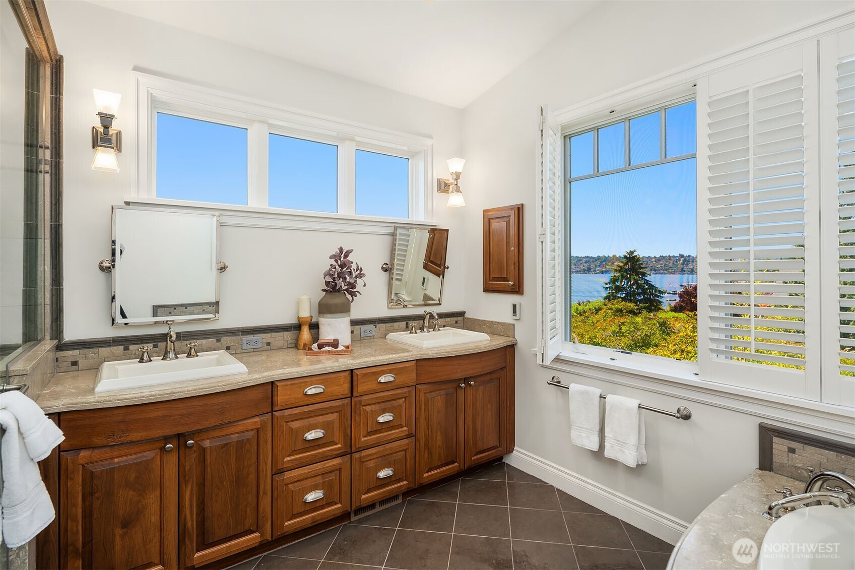 8260 Avalon Drive, Mercer Island, WA 98040