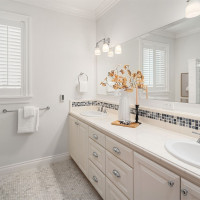 8260 Avalon Drive, Mercer Island, WA 98040