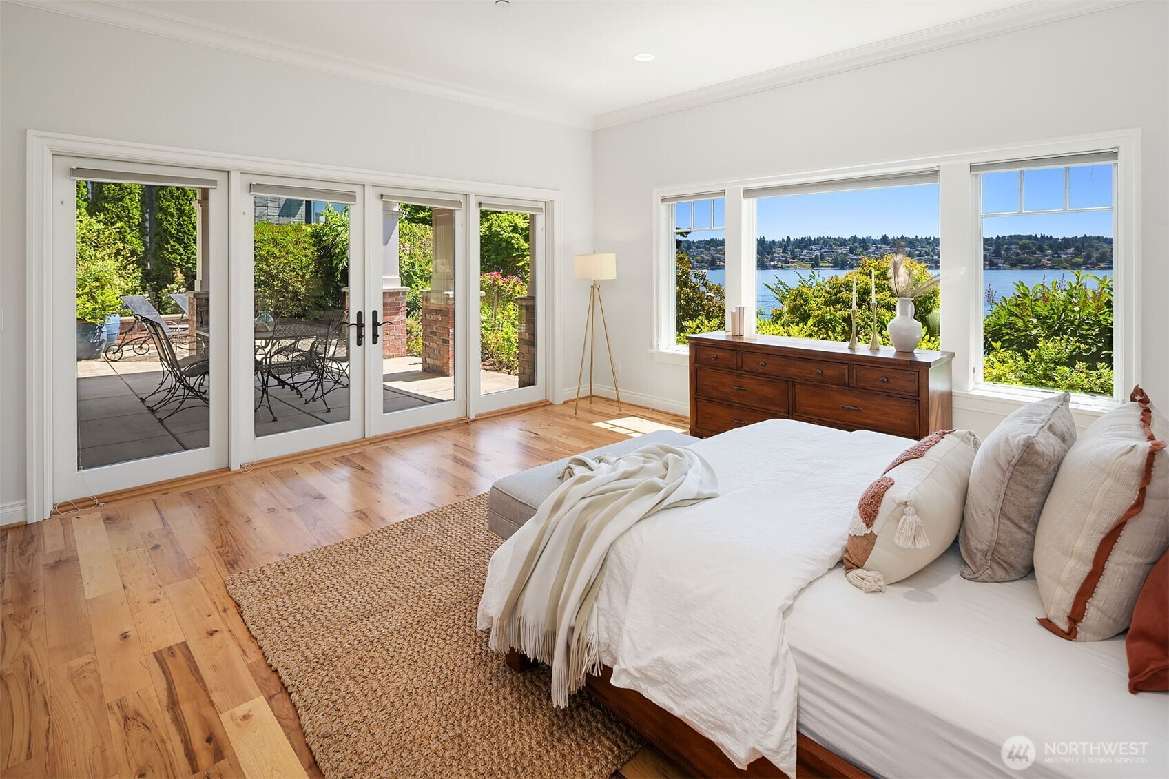 8260 Avalon Drive, Mercer Island, WA 98040