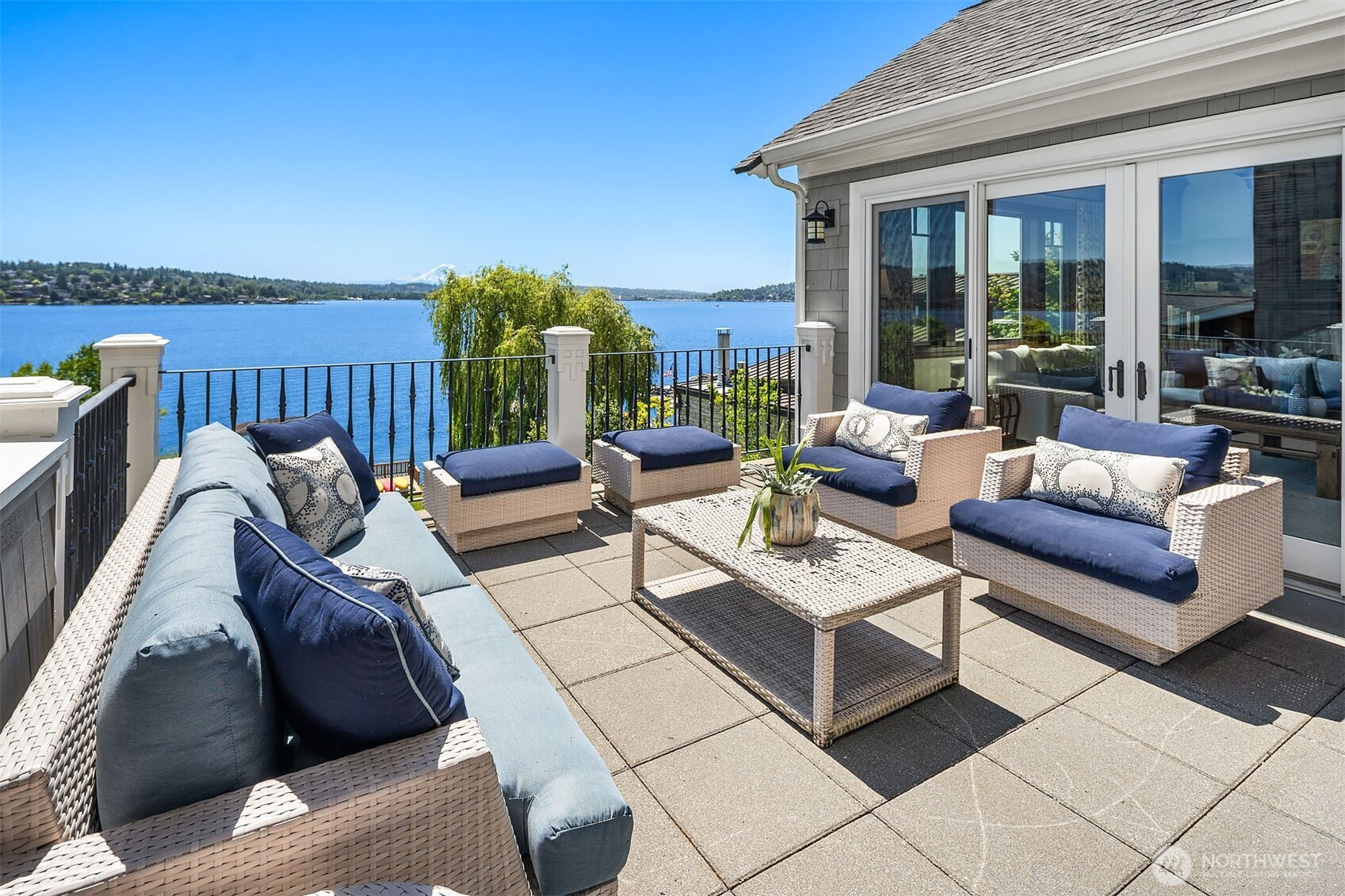 8260 Avalon Drive, Mercer Island, WA 98040