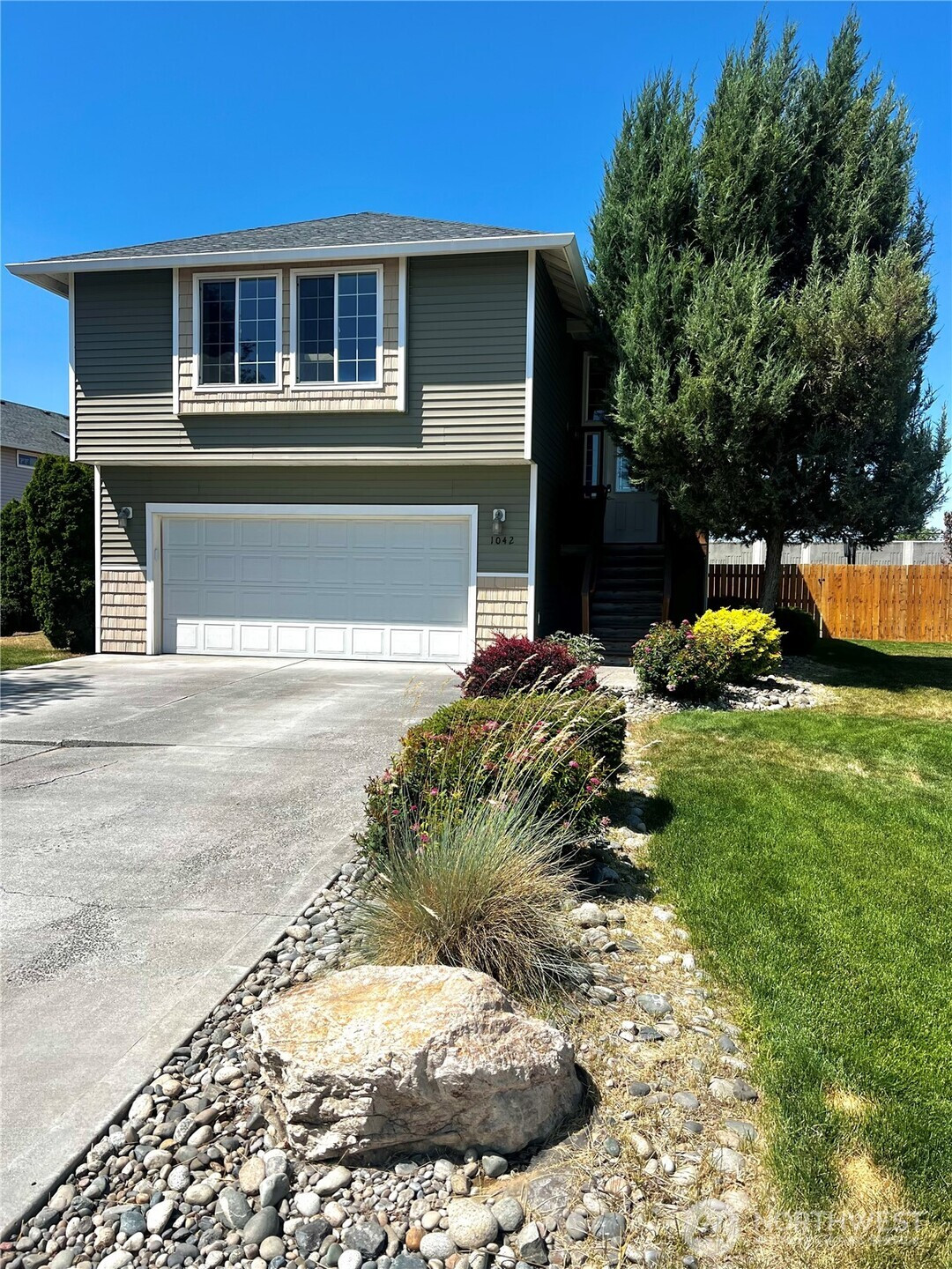 1042 S Lakeland Drive, Moses Lake, WA 98837